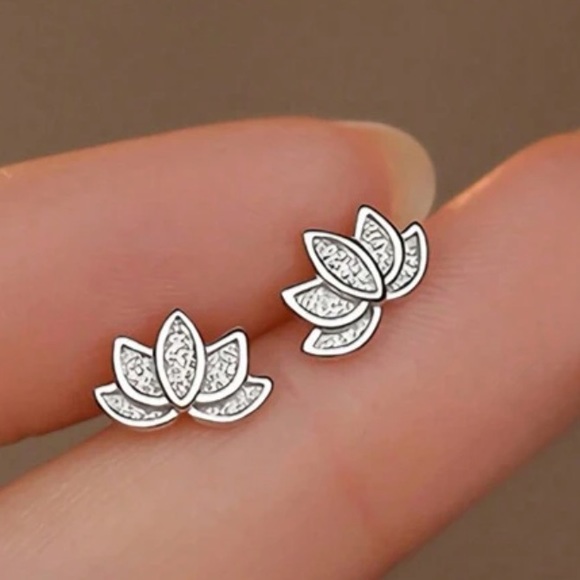 Luxe 925 sterling silver Blossom Studs Earrings - Picture 7 of 8